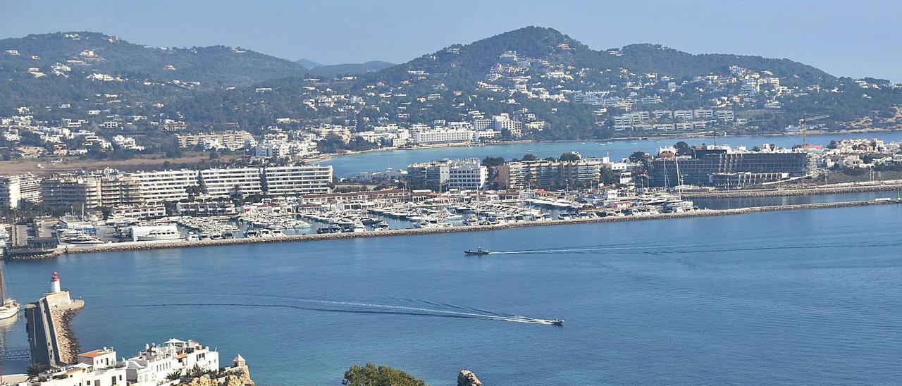 Vista de la zona del paseo marítimo y del puerto deportivo desde Dalt Vila.