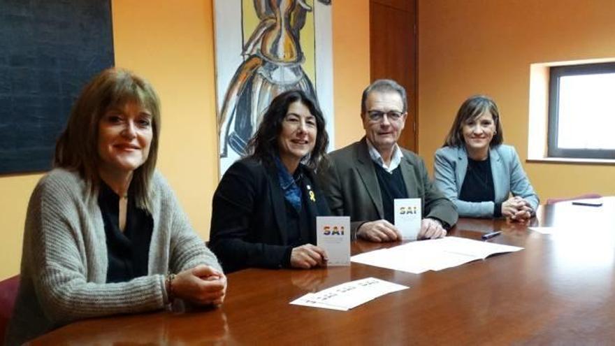 Responsables del Govern i del Consell, en la firma de l&#039;acord, ahir.