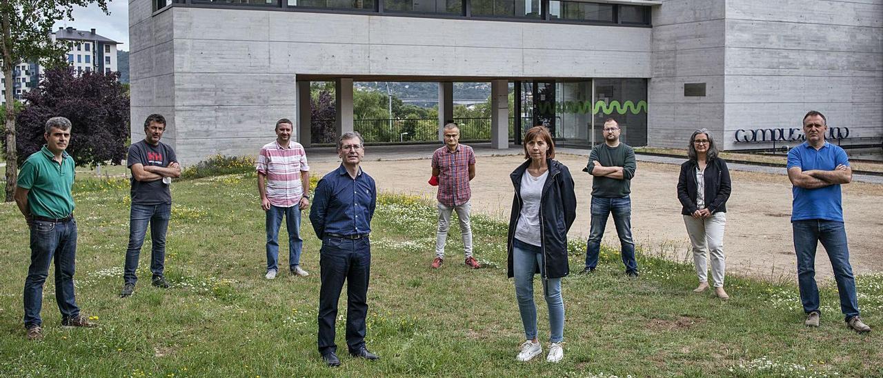 Integrantes de los grupos EPhysLab, Óptica Física y Termofísica Molecular, frente al edificio del Campus Agua. |   // BRAIS LORENZO