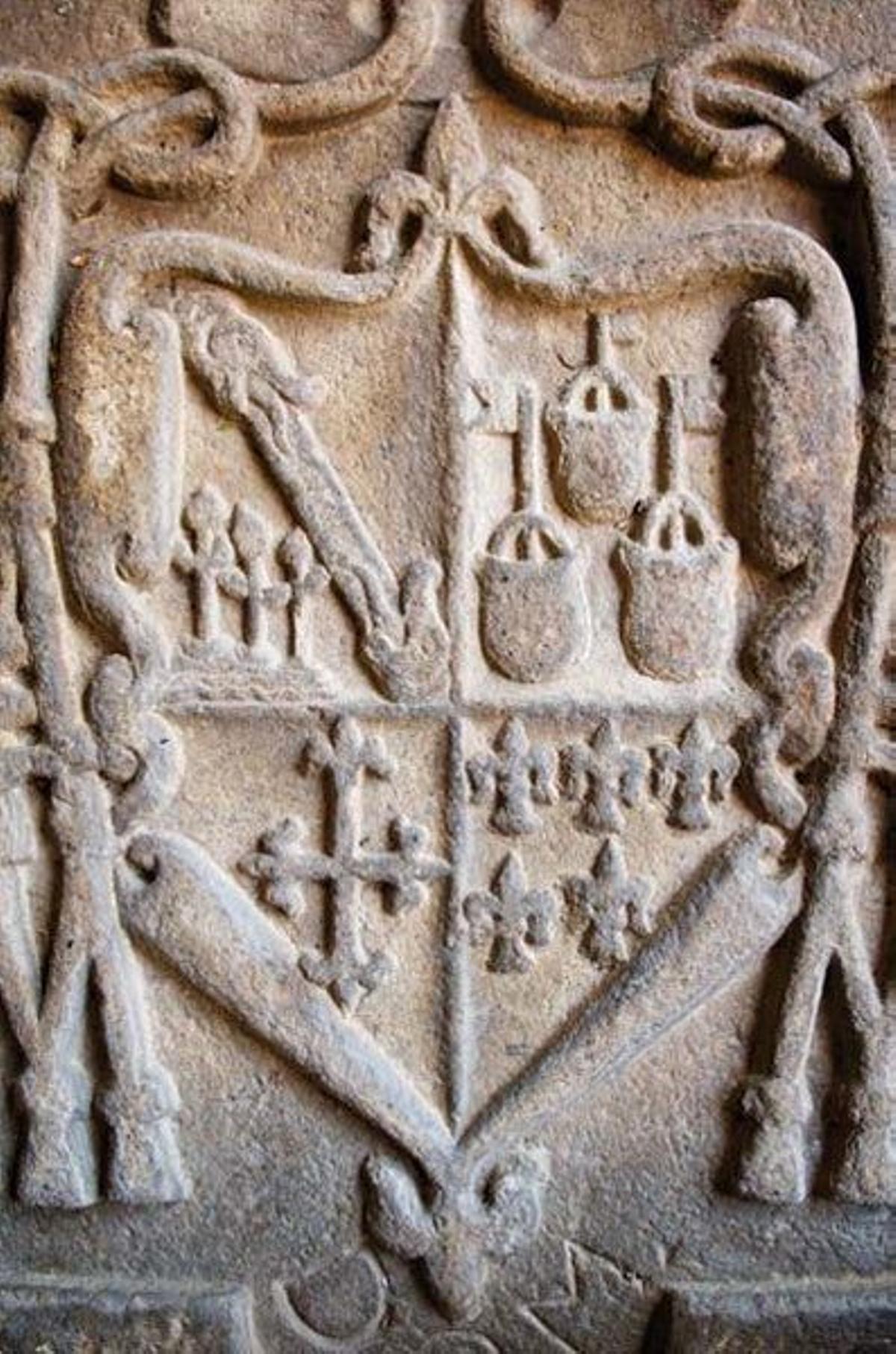 Blasón situado en el claustro de San Benito.