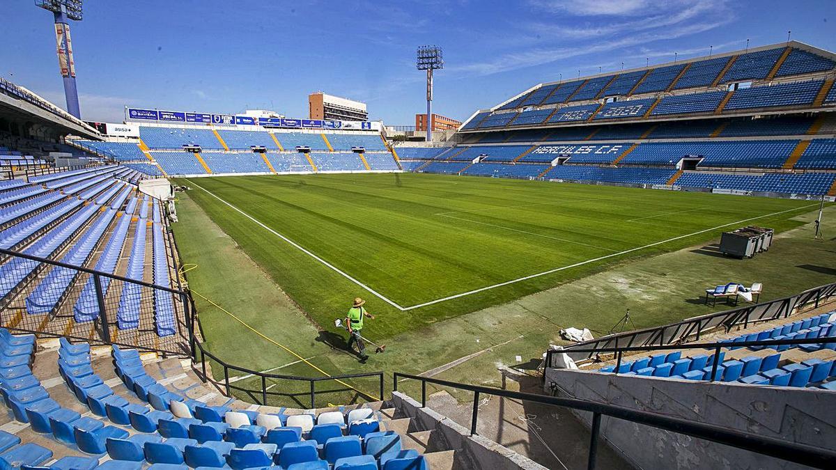 Vista general del estado que presenta el Rico Pérez a pocas horas del inicio liguero.