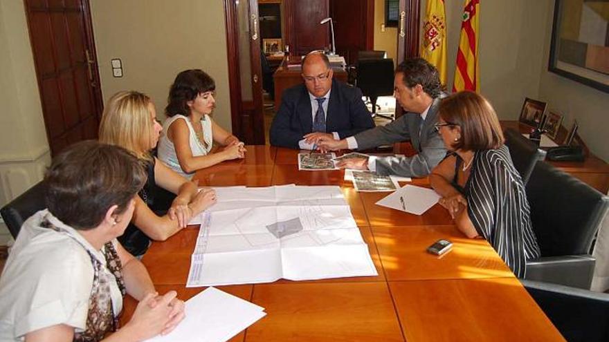 Reunión en la que la alcaldesa de Villena y el ex conseller de Justicia concretaron la ubicación del Palacio de Justicia