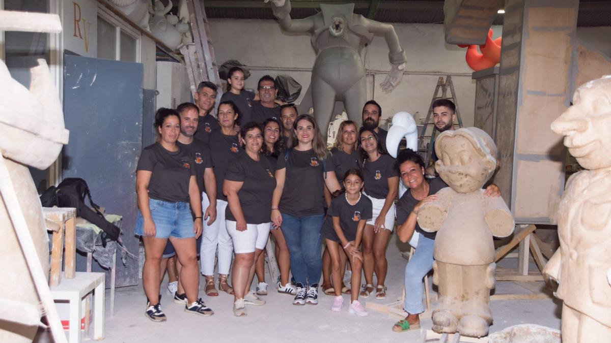 Miembros de la comisión Foc i Flama en el taller de su artista.
