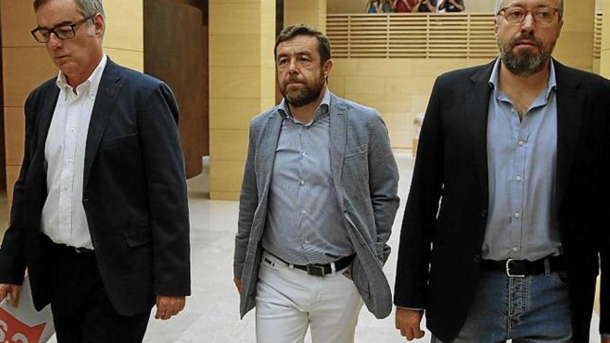 L&#039;equip negociador de C&#039;s sortint de la reunió amb el PP