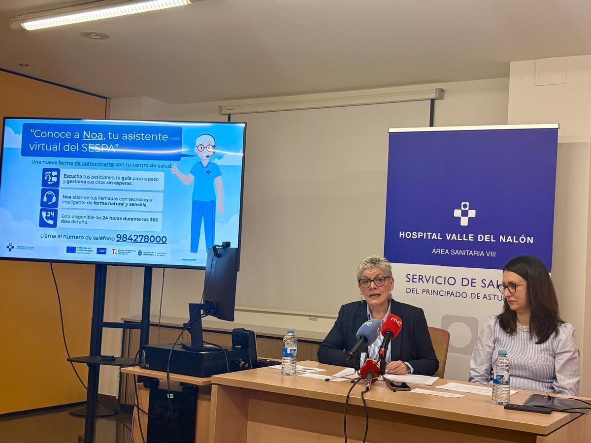 Concepción Saavedra, a la izquierda, y Carmen Menéndez, durante la presentación de Noa en el centro de salud de La Felguera