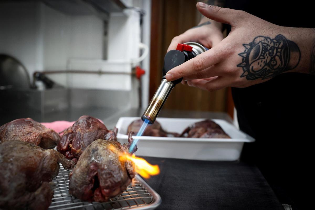 Jorge Muñoz, preparando uno de los platos del restaurante Picones de María (Madrid).