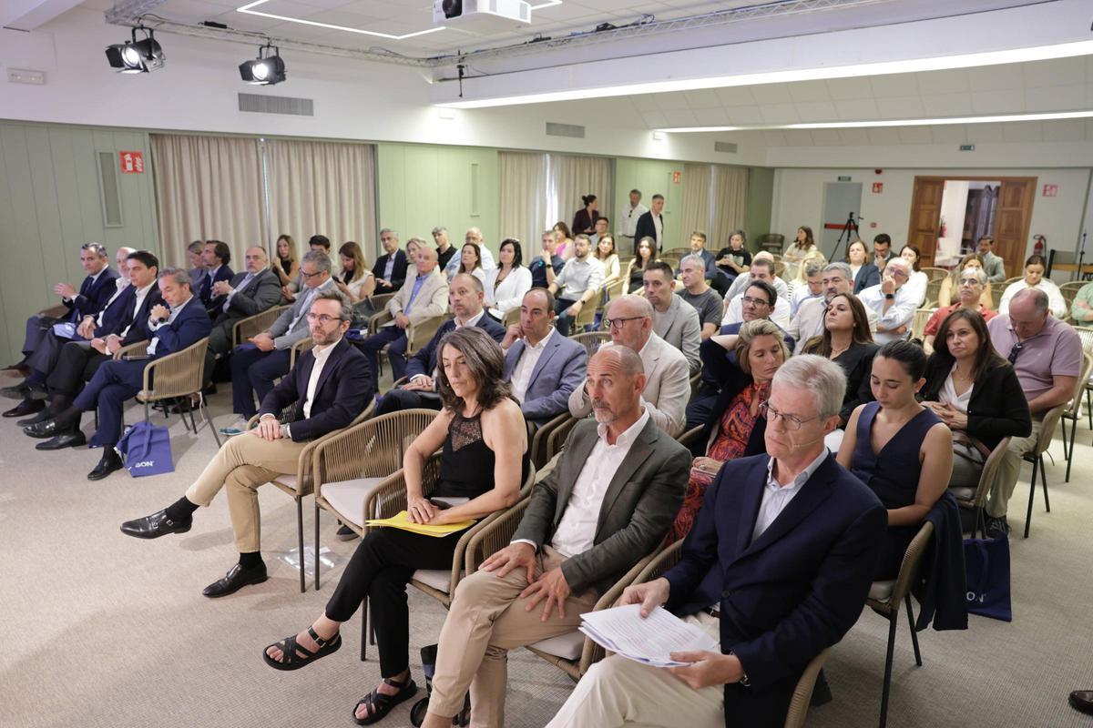 Un centenar de personas siguieron con atención la jornada