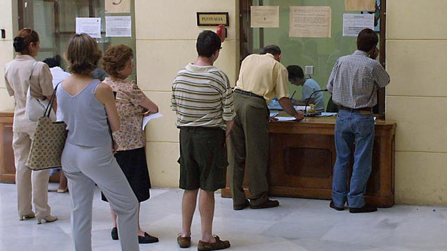 Bajada. Los ciudadanos serán compensados en 2010 con una menor subida en sus impuestos.