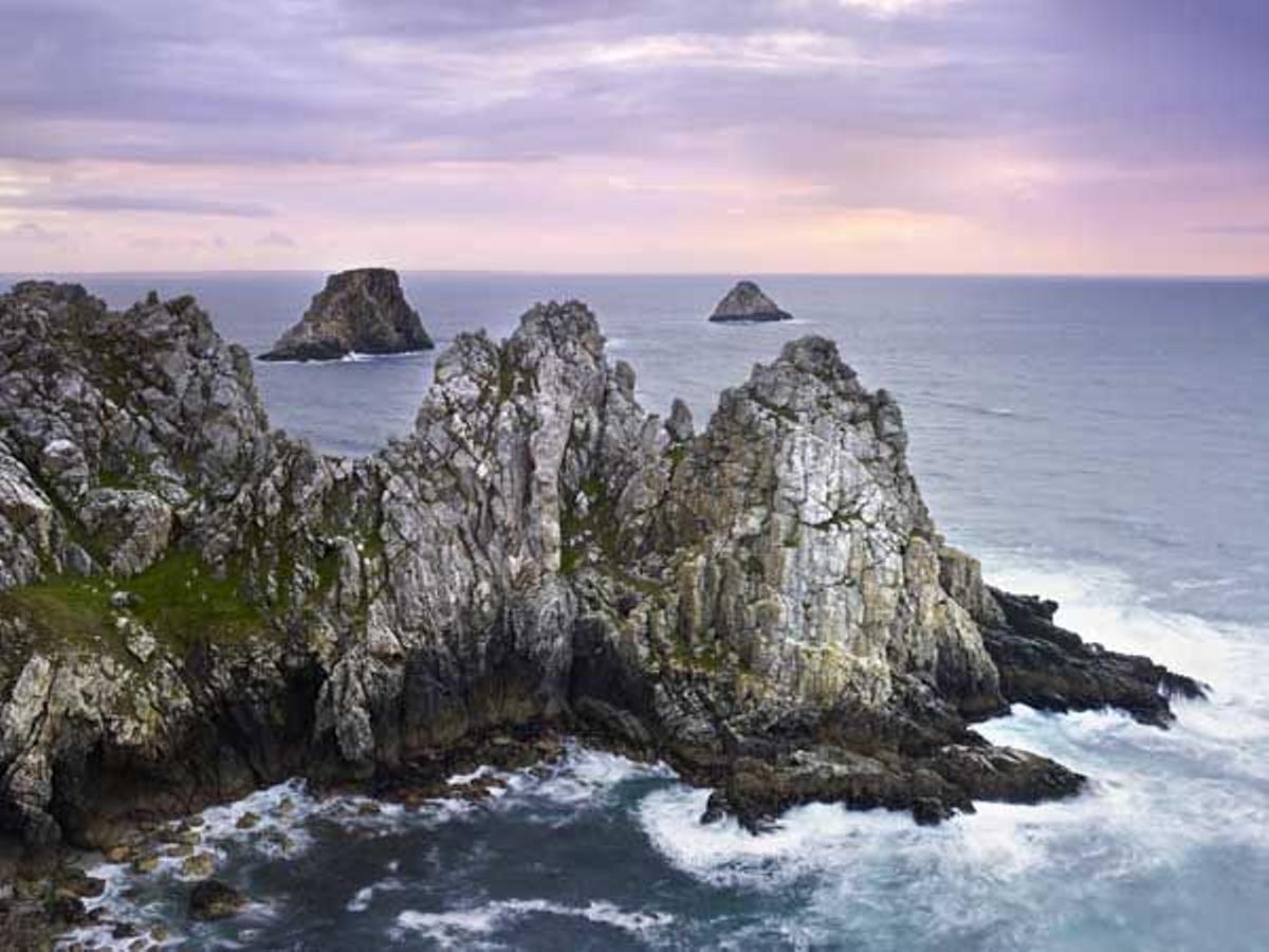 Acantilados en Pointe de Penhir, en la Bretaña Francesa.