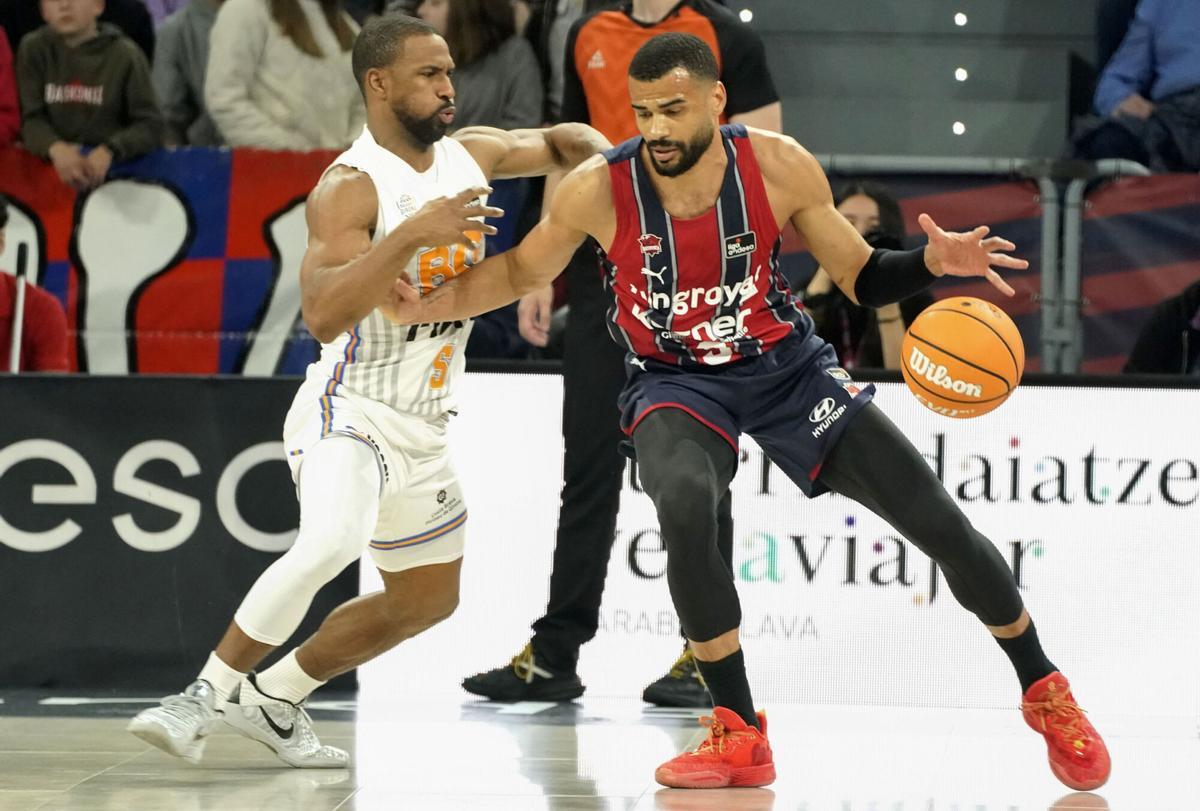 El jugador del Kosner Baskonia Luwawu-Cabarrot y el jugador del Bàsquet Girona D. Needham, durante el pertido de la jornada 23 de la Liga Endesa de Bolncesto, este domingo en el en el Buesa Arena en Vitoria.-EFE / L. Rico
