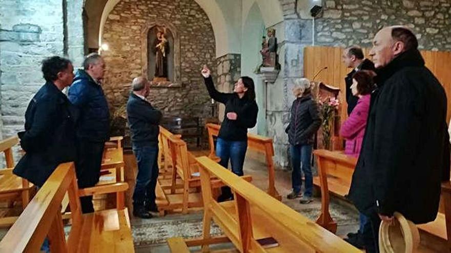 La tècnica de Turisme Pilar Aláez durant una visita a una església convocada per alcaldes i mossens locals
