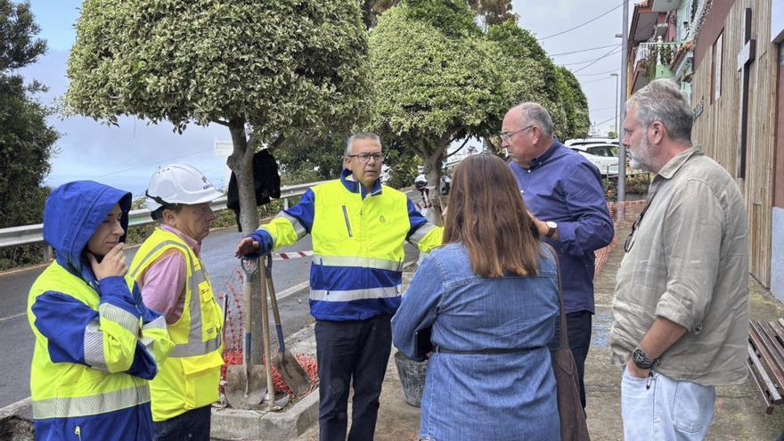 El consejero Dámaso Arteaga junto con el alcalde de El Sauzal en una visita a  obras en la localdiad.