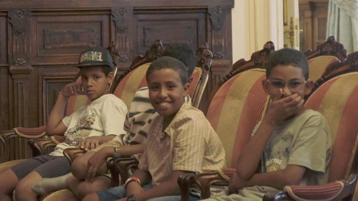 Os cativos saharauís do programa ‘Vacacións en paz’ foron recibidos no Pazo de Raxoi