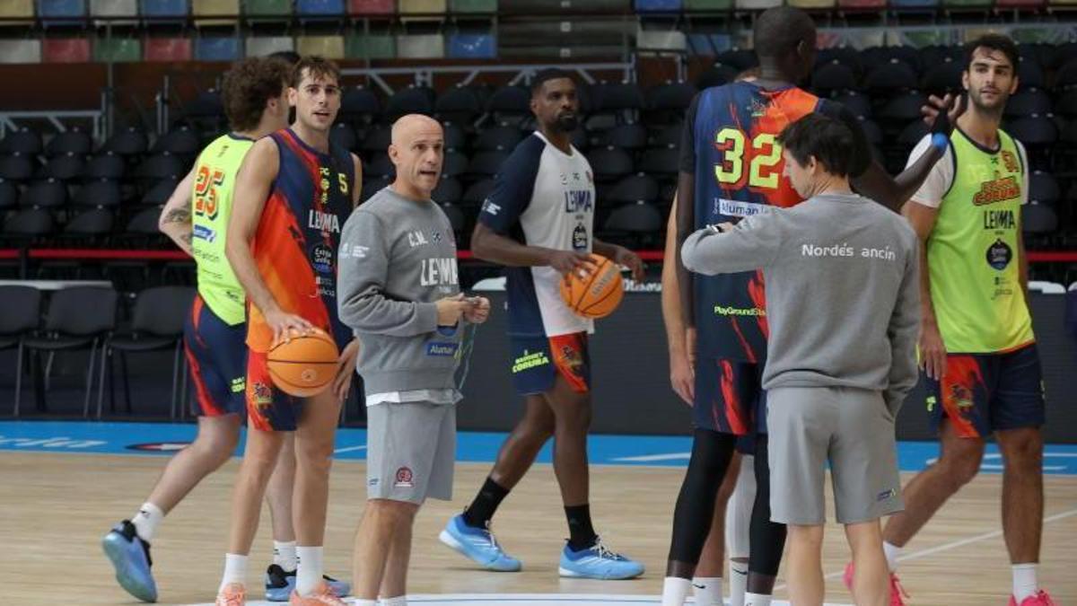 Carles Marco dirige un entrenamiento del Leyma en pretemporada, el curso pasado.