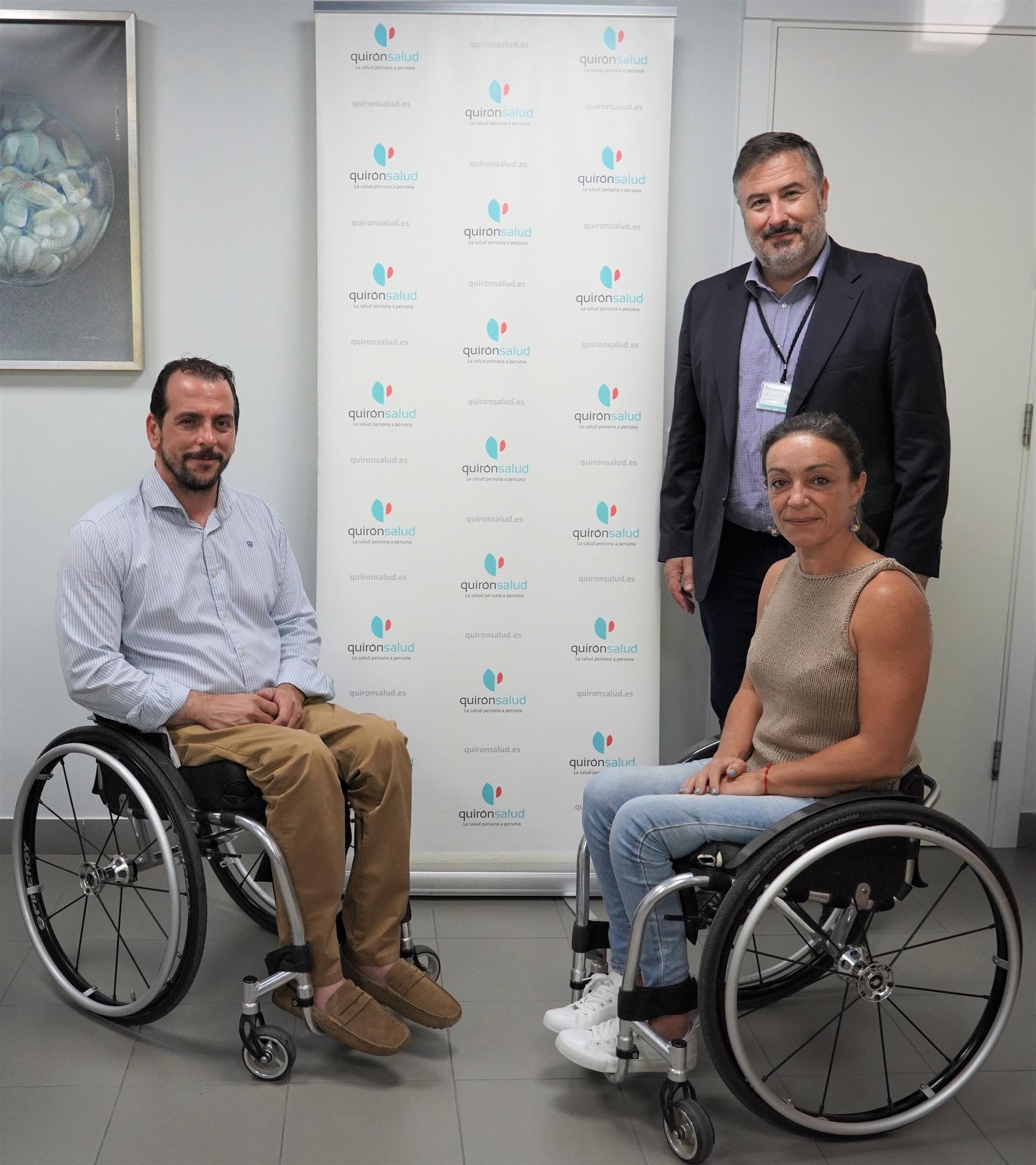 Luis Mesa, gerente de Quirónsalud Murcia, Sonia Ruíz  presidenta UCAM BSR  y Jesús Hernández vicepresidente UCAM BSR , en el momento de la firma con UCAM Murcia