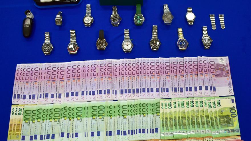 Los agentes encontraron 14 relojes de alta gama, así como 48.000 euros en efectivo.