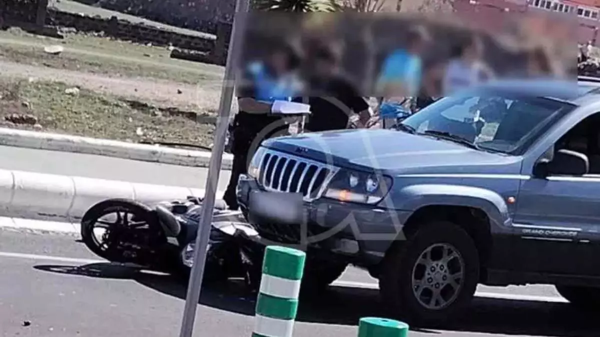 Un motorista muere al perder el control e impactar contra la acera en Telde