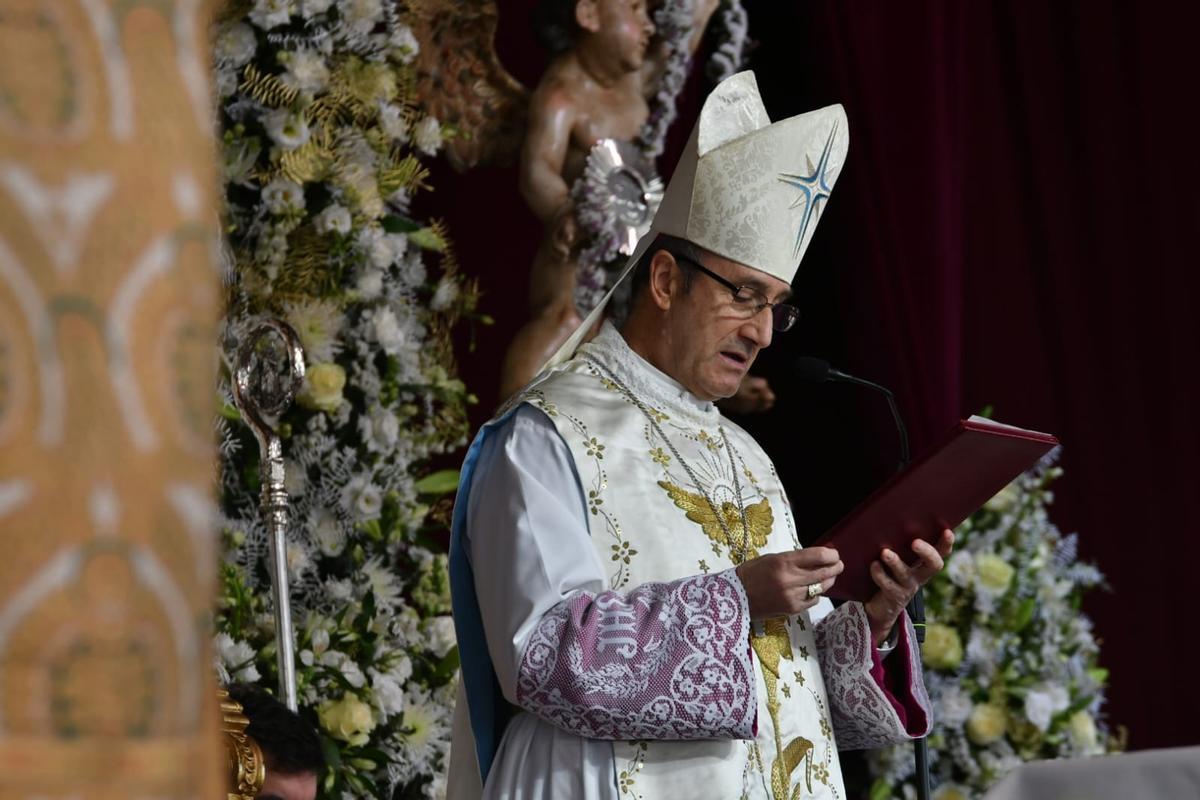 El obispo de Córdoba, Jesús Fernández, en el acto de coronación de la Virgen de Luna, este domingo.