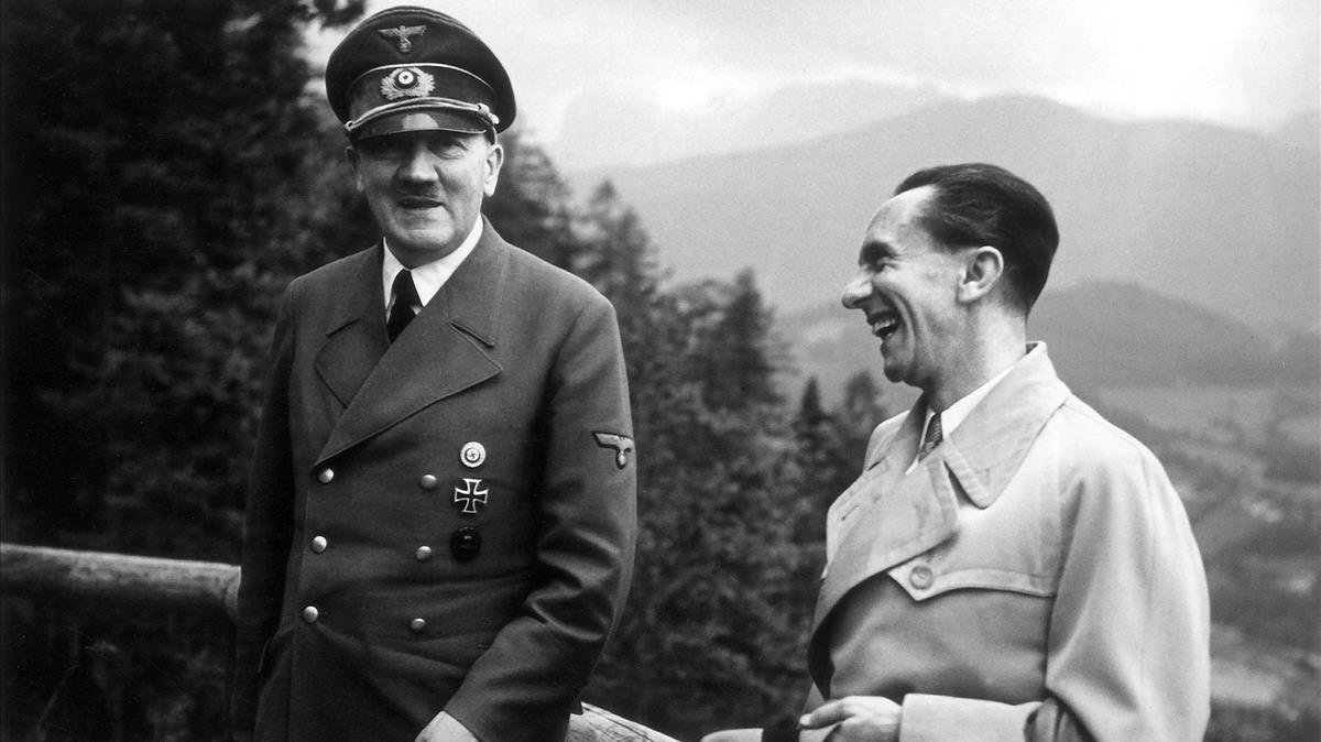 Hitler y Goebbels en junio de 1943, cuando el führer aún no había revelado a su ministro de Propagando el auténtico alcance de la solución final. Hitler y Goebbels en junio de 1943, cuando el führer aún no había revelado a su ministro de Propagando el auténtico alcance de la solución final.