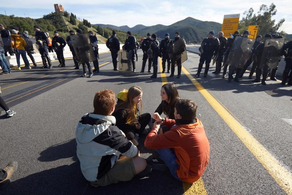 Una acció del Tsunami Democràtic talla l'AP-7 a la Jonquera