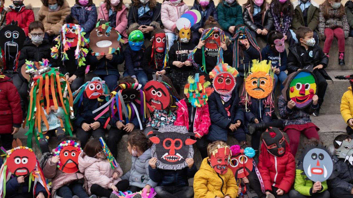 Un grupo de niños, con sus máscaras. |