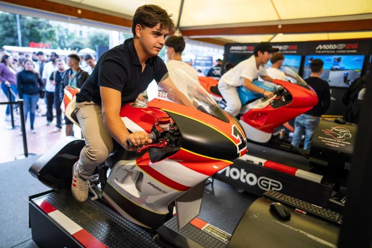 Los pilotos Dani Holgado, Pedro Acosta, Joan Mir, Àlex Rins, Jorge Martín y Àlex Márquez participan en la Fan Fest 2026 de MotoGP en la Plaça de Catalunya