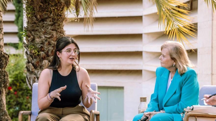 Las imágenes de la conversación especial entre las escritoras Joana Marcús y Carme Riera