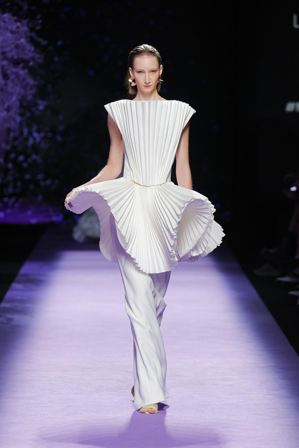 Una modelo desfila con un diseño de Isabel Sanchís