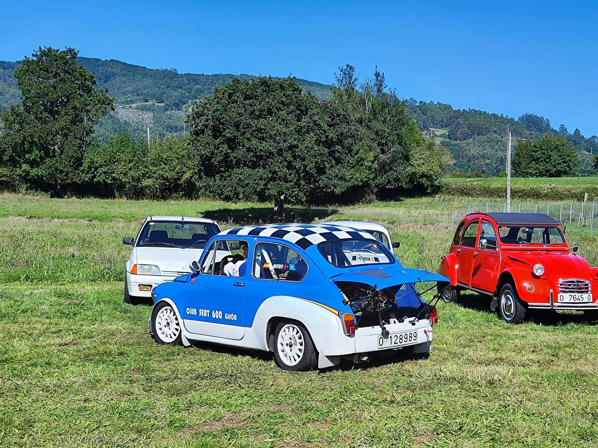 El rugir de los clásicos anima Grases: así fue la primera concentración de coches antiguos