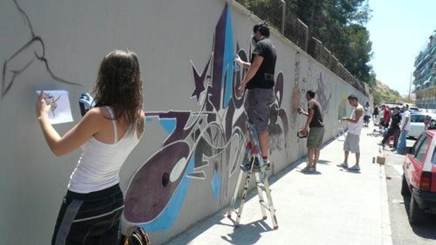 Un momento de la actividad de MurART en San Blas de Alicante