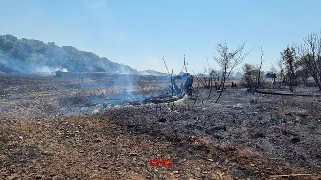 Incendi agrícola a tocar la C-35 a Maçanet de la Selva