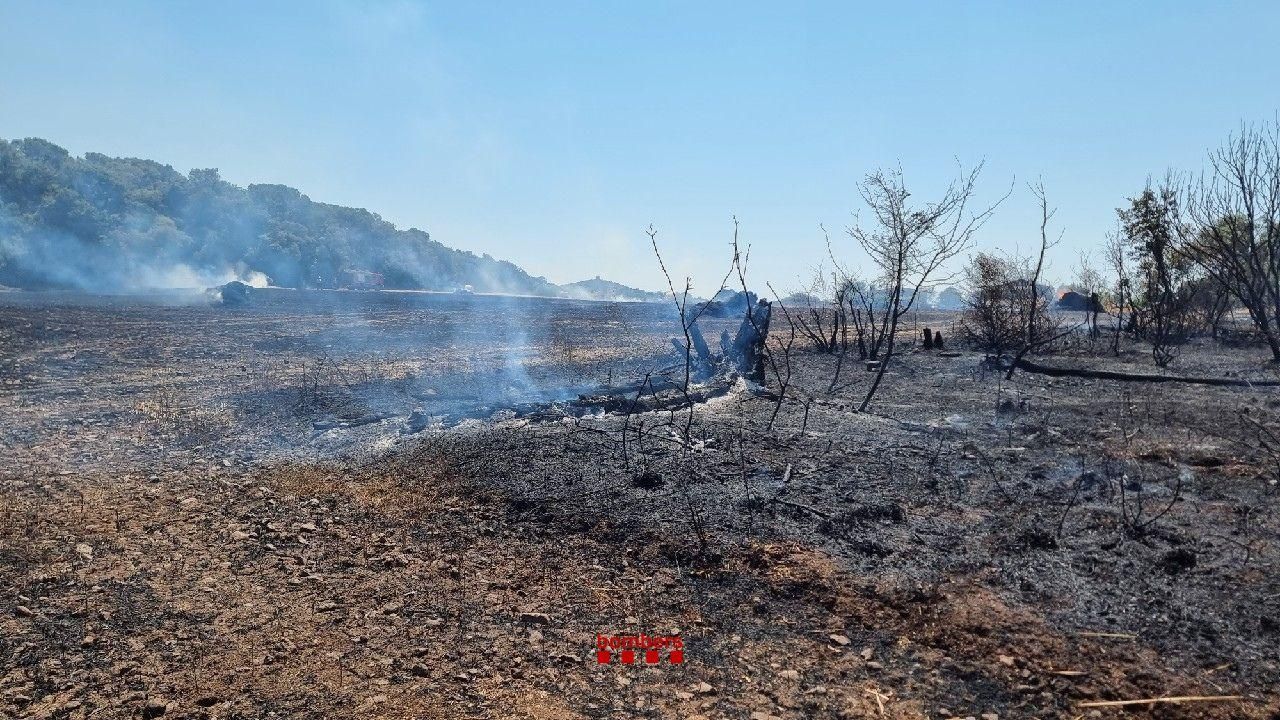 Incendi agrícola a tocar la C-35 a Maçanet de la Selva