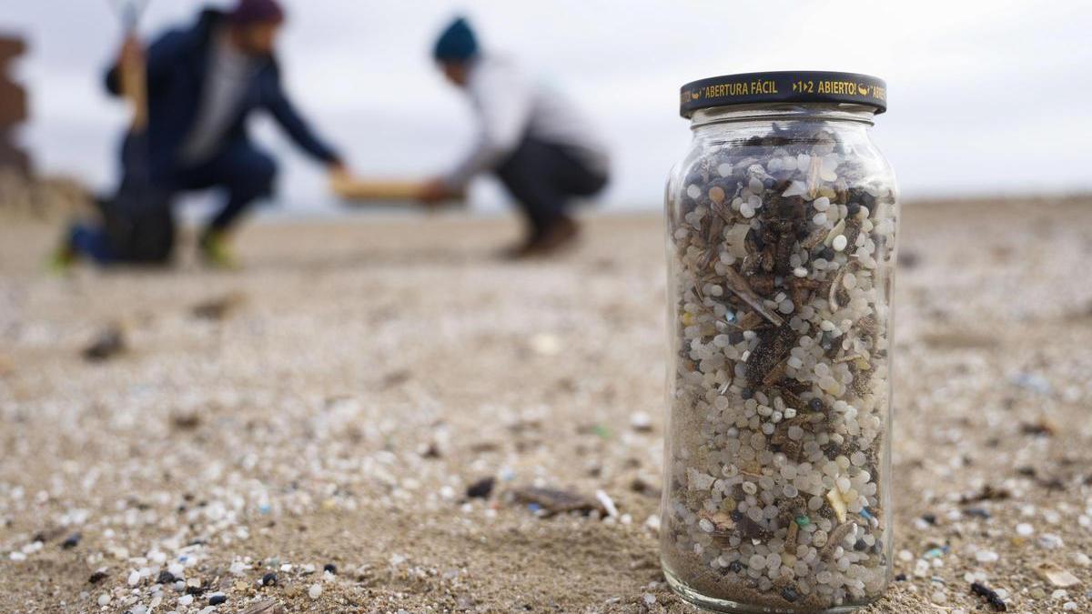 Las playas de Tarragona reciben el rastro de pellets de los gigantes del plástico