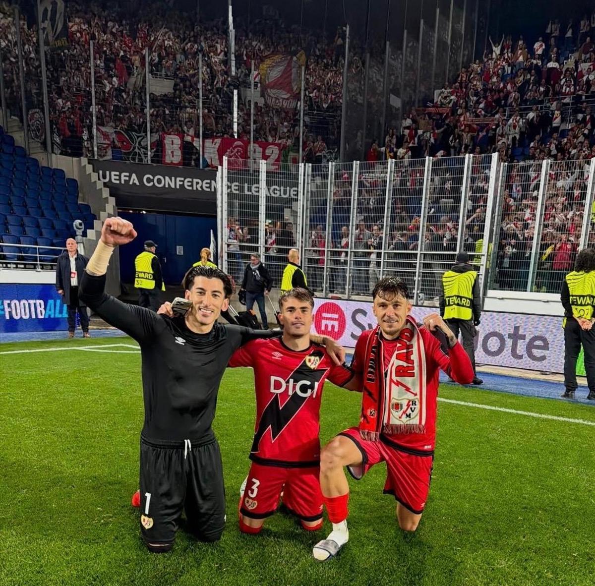 Pep Chavarría celebrando el pase a la final de la Conference League junto a sus compañeros Dani Cárdenas y Andrei Ratiu