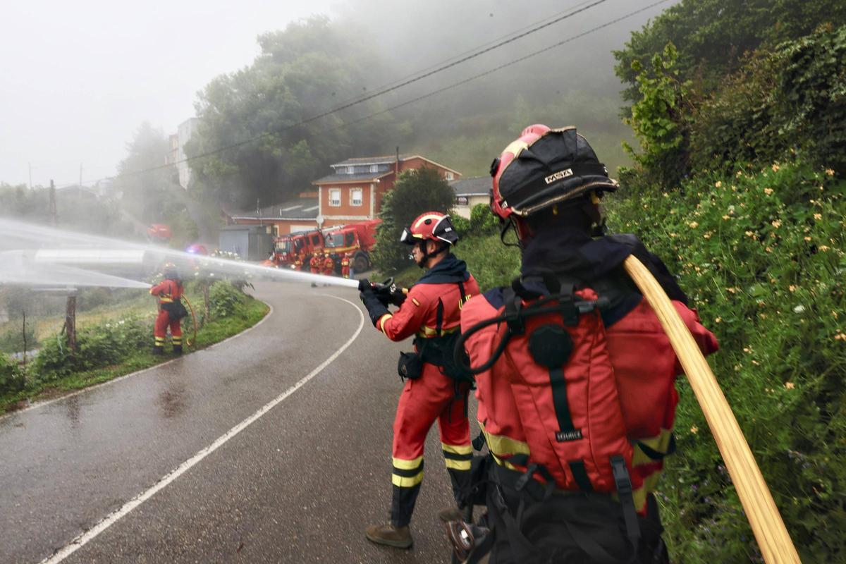 La UME se prepara en Valdés y Tineo para los incendios del verano