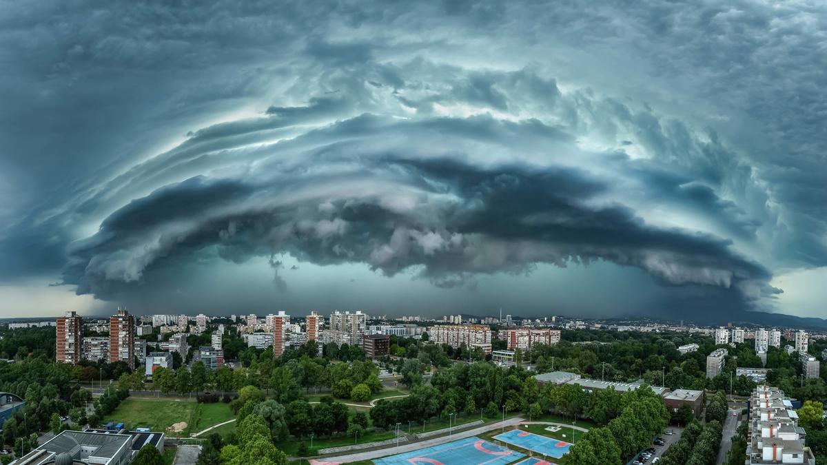 Una supercélula (enorme tormenta convectiva) que comenzó su viaje en Italia con un granizo devastador terminó poco después en Croacia.
