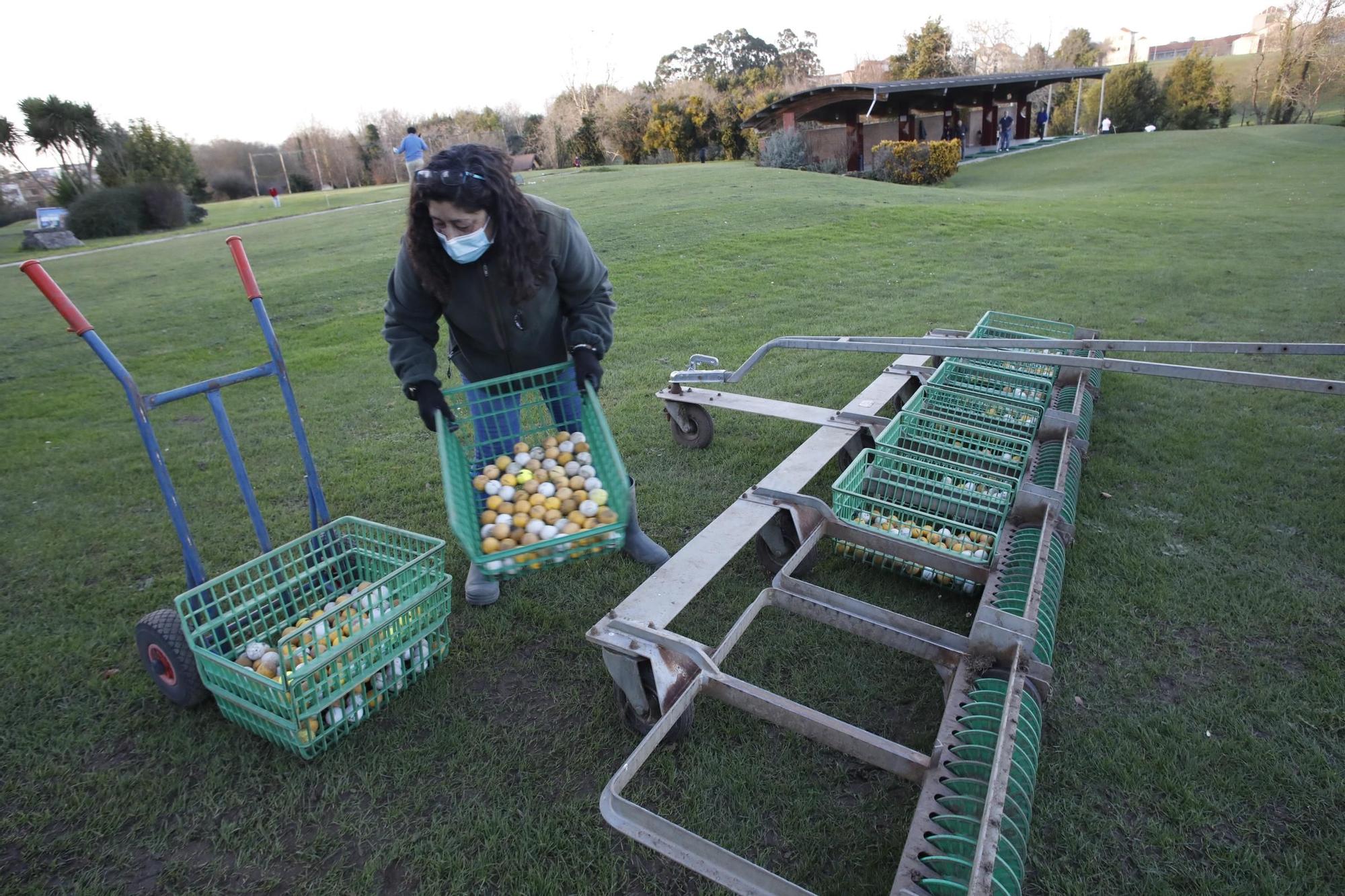 Usuarios y empleados en el campo de golf de El Tragamón