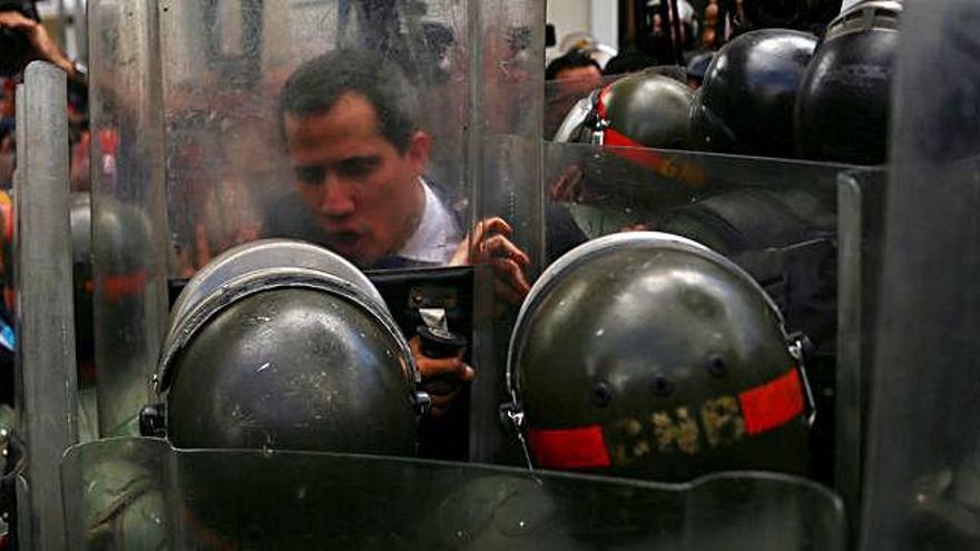 Guaidó es va enfrontar de nou a les forces de seguretat per poder entrar al Parlament.