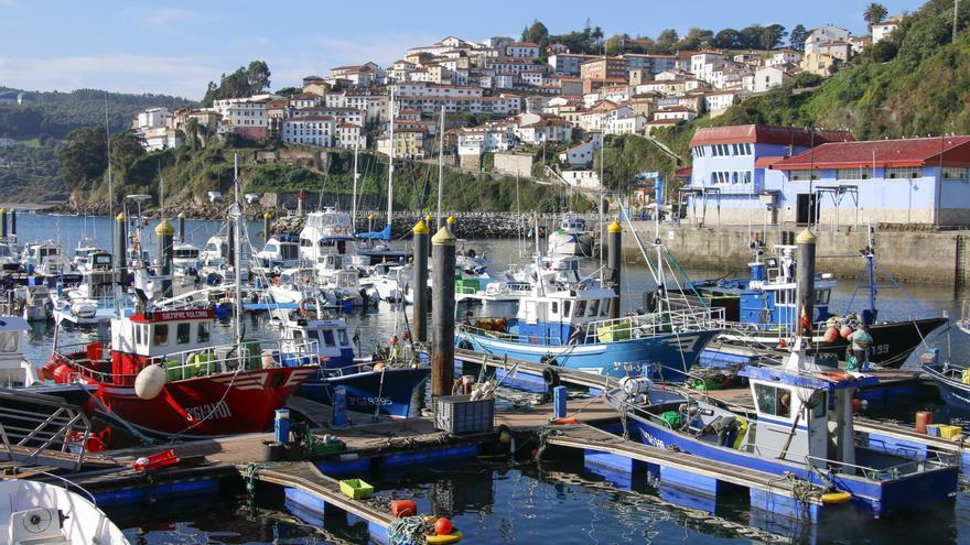 Fomento baraja trasladar por mar los 400 bloques para reformar el puerto de Lastres