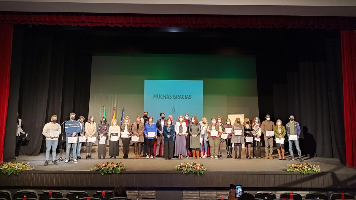 Premiados y autoridades educativas en el acto celebrado en el teatro Duque de Rivas de Córdoba.