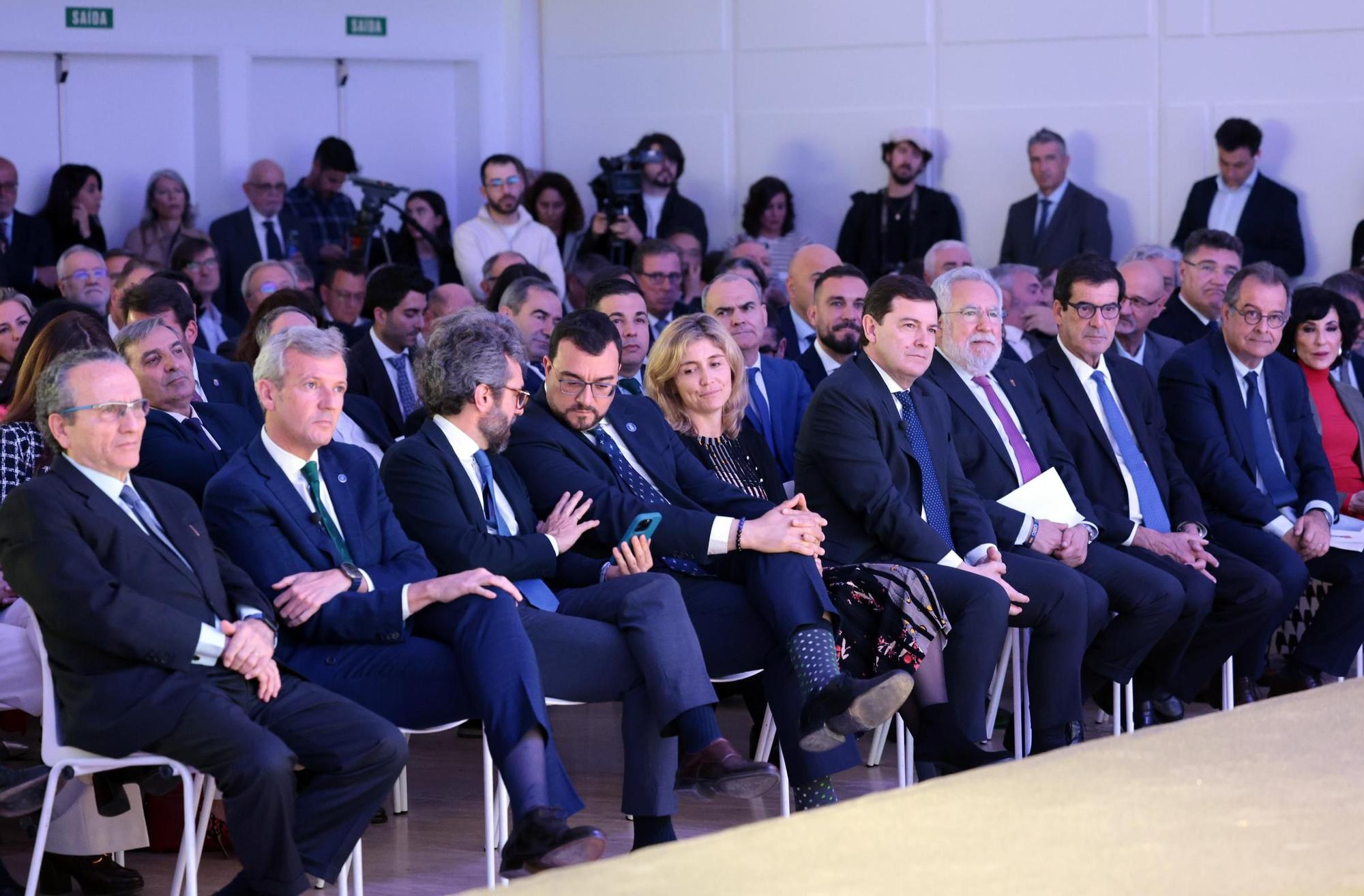 El poder político y empresarial se cita en Santiago