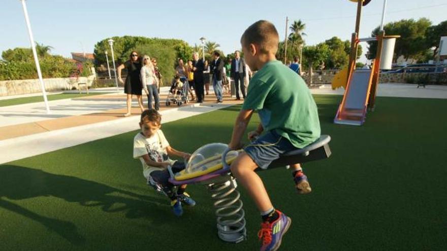 Los vecinos de Pueblo Levantino estrenaron ayer los juegos infantiles.