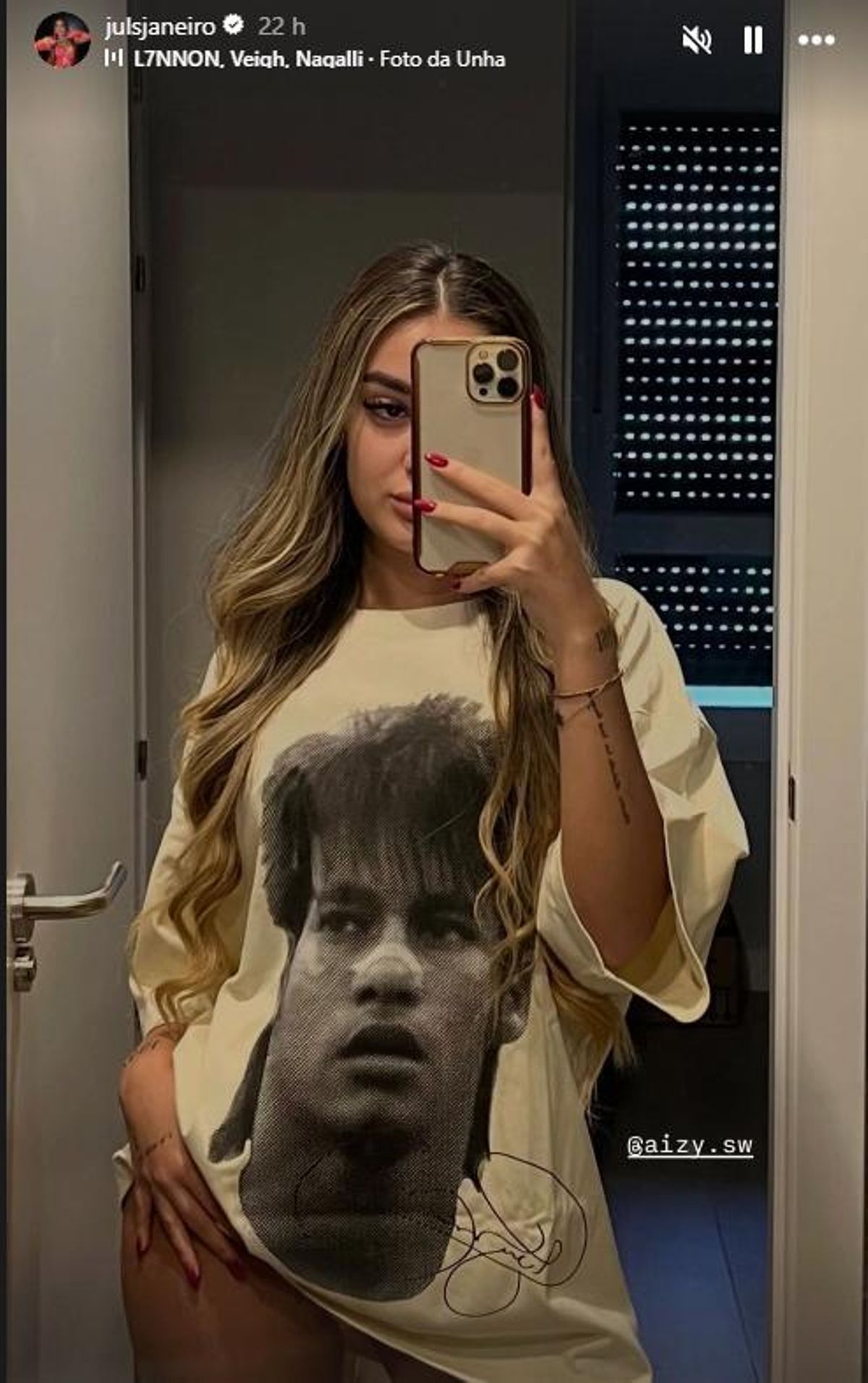 Julia Janeiro, con la camiseta de Neymar