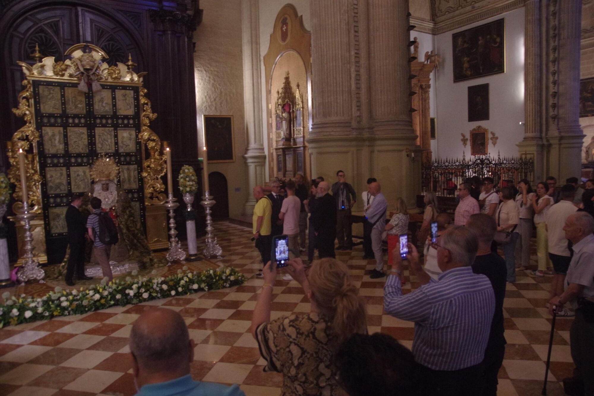 Besamanos a la Virgen de la Esperanza en la Catedral de Málaga tras participar en la procesión de Roma