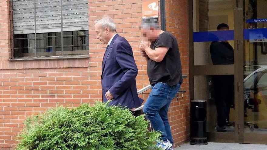 El hombre, con camiseta, saliendo ayer del Juzgado junto a su abogado.