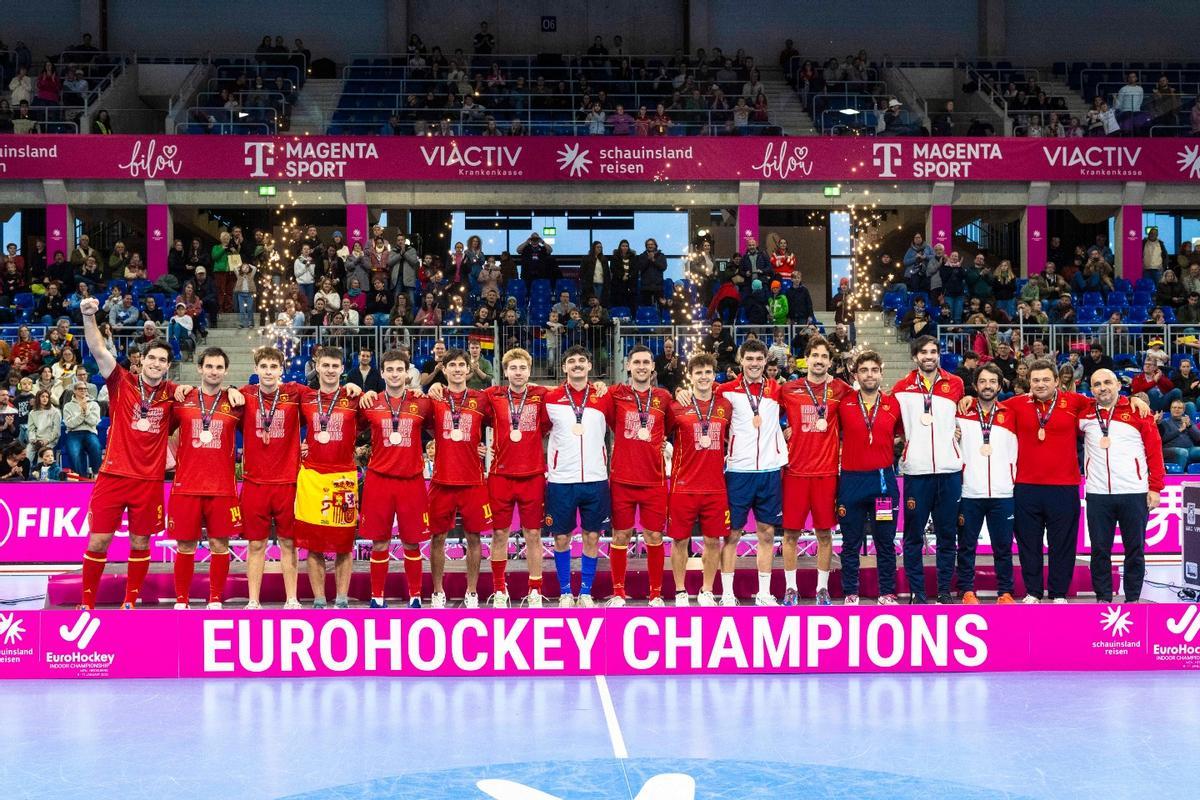 Los jugadores españoles celebran en el podio el Bronce en el Europeo de Hockey Sala.