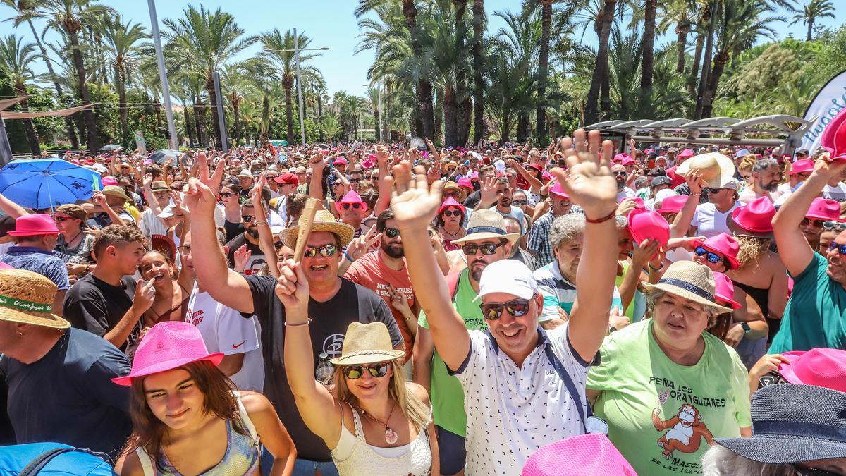 Cientos de personas disfrutan de la mascletà durante el fin de semana en Elche