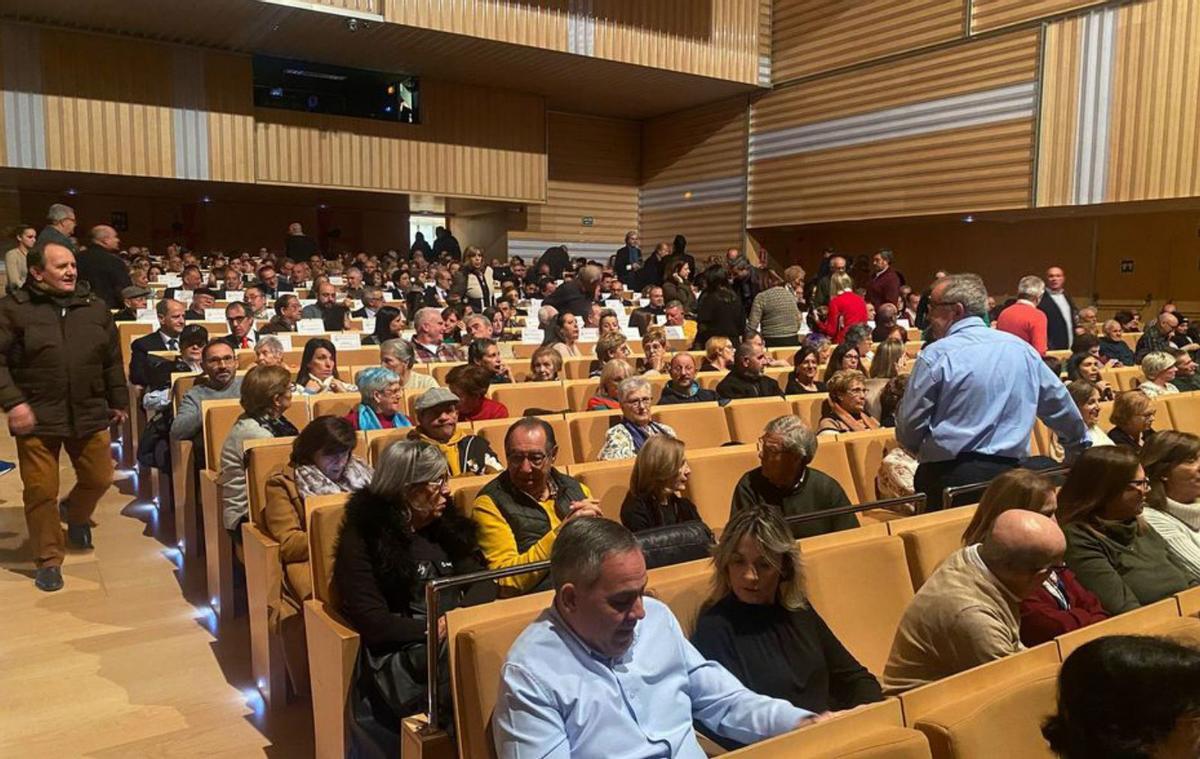 El público toma asiento en el Ramos Carrión, con un lleno absoluto. | ALBA PRIETO