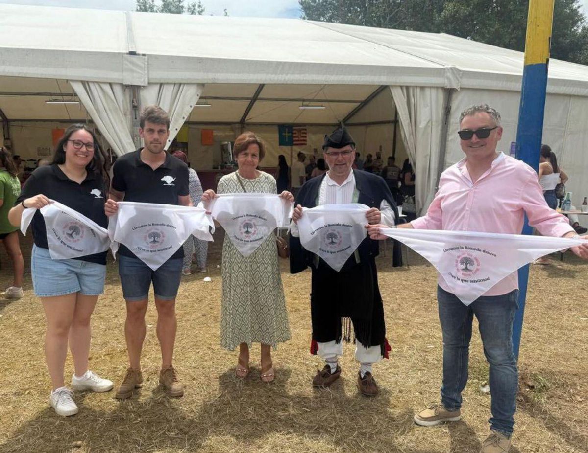Por la izquierda, Aida Martínez, Rodrigo Suárez, Carmen Moriyón, José Antonio Migoya y Gilberto Villoria, en las fiestas de Porceyo.