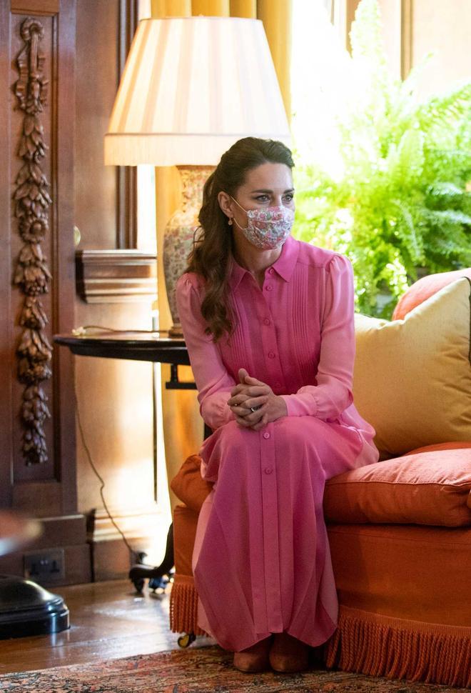 Kate Middleton con vestido rosa de la firma Me+Em en Escocia